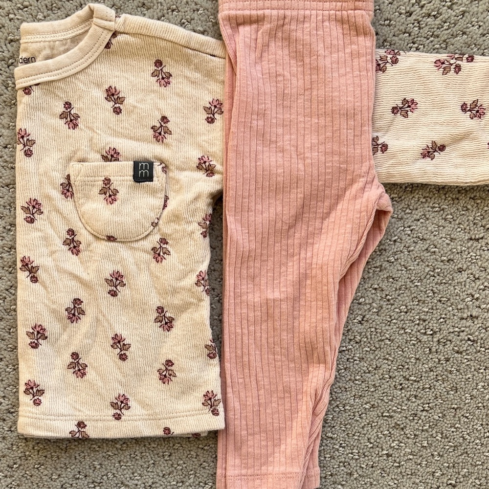 Floral ribbed outfit set
Modern moments
Baby girl size 9 months
